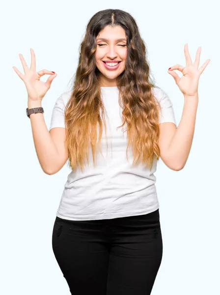 Jovem Mulher Bonita Vestindo Casual Shirt Branca Relaxar Sorrir Com — Fotografia de Stock