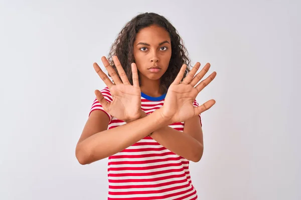 Mujer Brasileña Joven Vistiendo Camiseta Rayas Rojas Pie Sobre Fondo —  Fotos de Stock