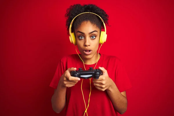 Афро Женщина Играет Видеоигры Помощью Джойстика Наушников Изолированном Красном Фоне — стоковое фото