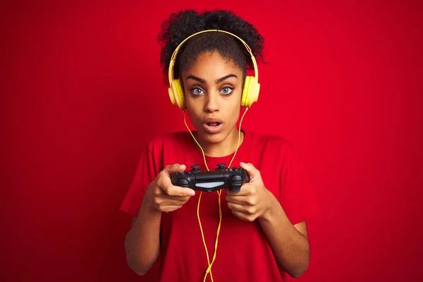 Afro Mujer Jugando Videojuego Usando Joystick Auriculares Sobre Fondo Rojo — Foto de Stock