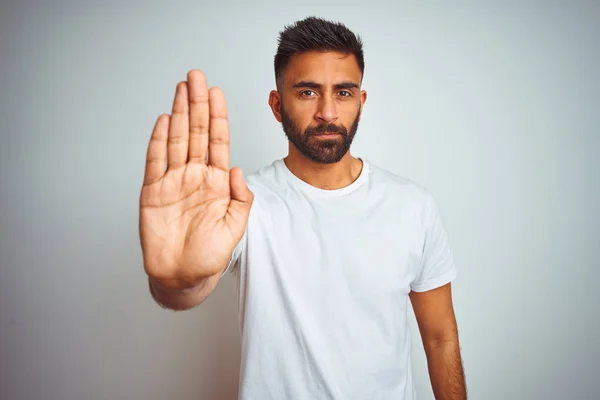 Ung Indian Man Bär Shirt Stående Över Isolerad Vit Bakgrund — Stockfoto