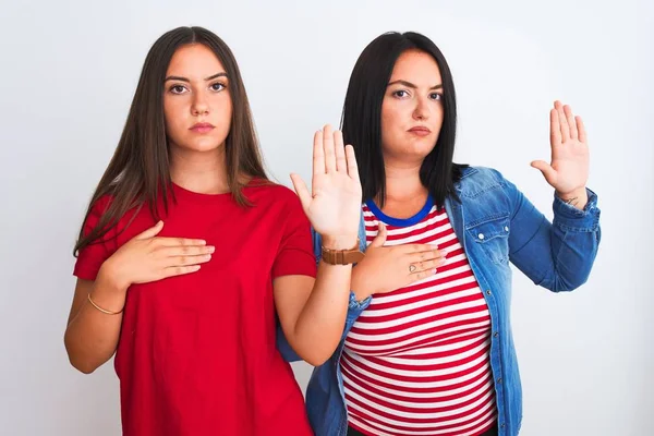 Mujeres Hermosas Jóvenes Con Ropa Casual Pie Sobre Fondo Blanco —  Fotos de Stock