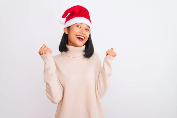 Jovem Mulher Chinesa Bonita Vestindo Chapéu Natal Santa Sobre Fundo — Fotografia de Stock