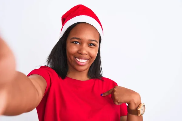 年轻的非洲裔美国女人头戴圣诞礼帽 在孤立的背景下自私自利 满脸惊讶地指着自己 — 图库照片