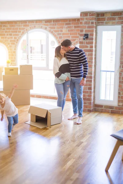 Hermosa Familia Con Niño Pie Nuevo Hogar Alrededor Cajas Cartón — Foto de Stock