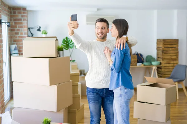 Schönes Paar Macht Ein Selfie Foto Mit Smartphone Neuer Wohnung — Stockfoto