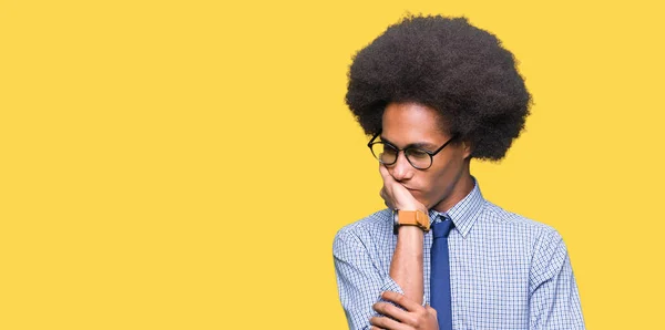 Afro Saçlı Gözlüklü Seyir Yorgun Çapraz Kolları Olan Depresyon Sorunları — Stok fotoğraf