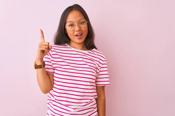 Jonge Chinese Vrouw Draagt Gestreept Shirt Bril Geïsoleerde Roze Achtergrond — Stockfoto