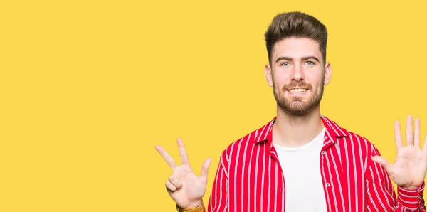 Joven Hombre Guapo Con Camisa Roja Mostrando Señalando Hacia Arriba —  Fotos de Stock