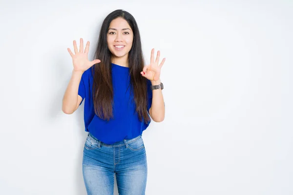 Hermosa Mujer Morena Sobre Fondo Aislado Mostrando Apuntando Hacia Arriba —  Fotos de Stock