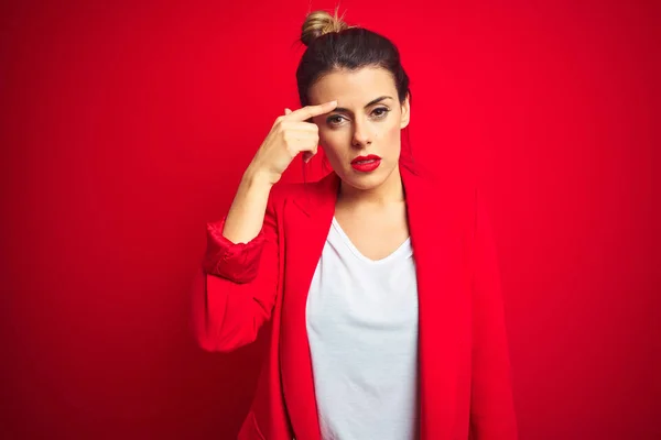 Jovem Mulher Negócios Bonita Sobre Fundo Isolado Vermelho Apontando Infeliz — Fotografia de Stock