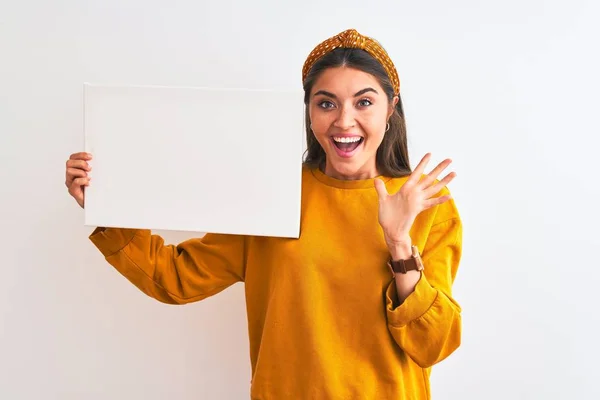 Junge Schöne Frau Mit Diadem Hält Banner Über Isoliertem Weißem — Stockfoto