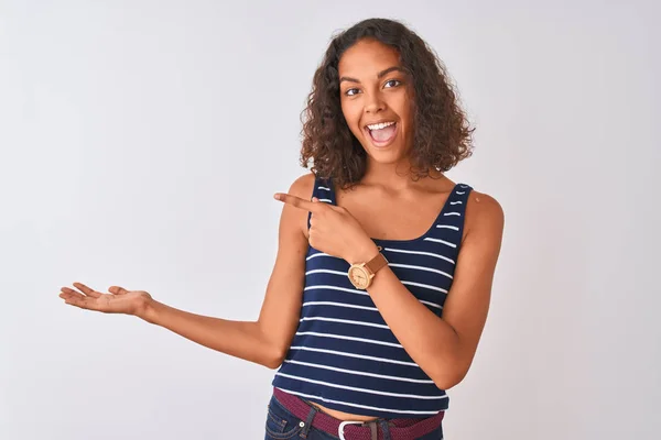 Jovem Brasileira Vestindo Camiseta Listrada Sobre Fundo Branco Isolado Surpreendido — Fotografia de Stock