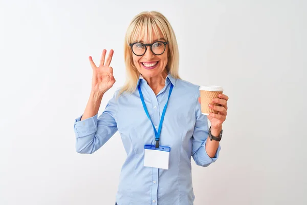 女商人戴着眼镜 头戴身份证 在与世隔绝的白色背景上喝咖啡 手握手签 是极好的象征 — 图库照片