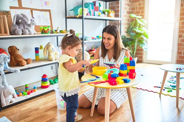 Jovem Bela Professora Criança Brincando Com Pratos Brinquedos Talheres Jardim — Fotografia de Stock