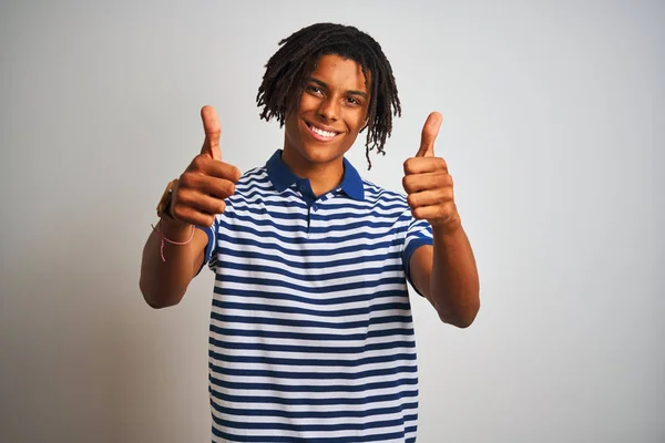 Homem Afro Com Dreadlocks Vestindo Pólo Azul Listrado Sobre Isolado — Fotografia de Stock