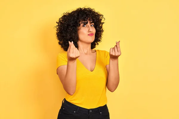 Junge Arabische Frau Mit Lockigem Haar Trägt Shirt Das Über — Stockfoto