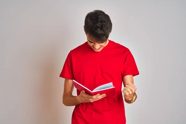 Tiener Student Jongen Het Lezen Van Een Boek Geïsoleerde Achtergrond — Stockfoto