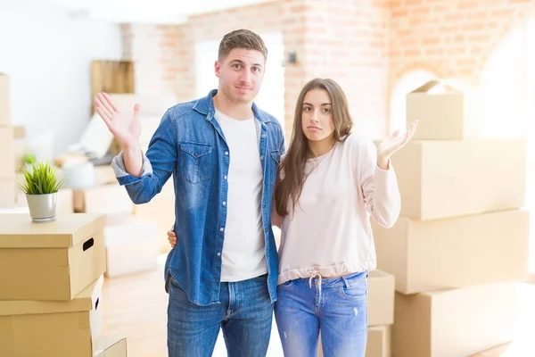 Mooie Jonge Paar Verhuizen Naar Een Nieuw Huis Clueless Verward — Stockfoto