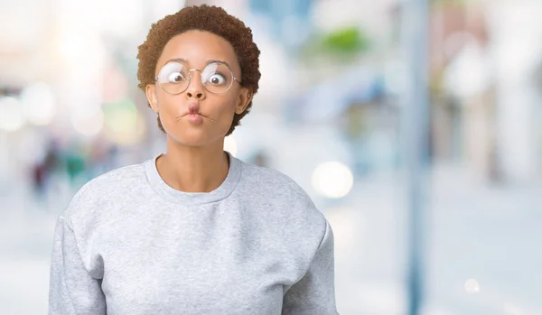 Jonge Mooie Afrikaanse Amerikaanse Vrouw Bril Geïsoleerde Achtergrond Maken Vis — Stockfoto