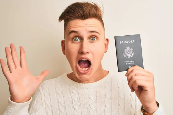 Joven Hombre Guapo Con Pasaporte Los Estados Unidos Sobre Fondo —  Fotos de Stock