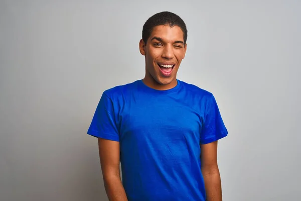 Joven Hombre Árabe Guapo Con Camiseta Azul Pie Sobre Fondo —  Fotos de Stock