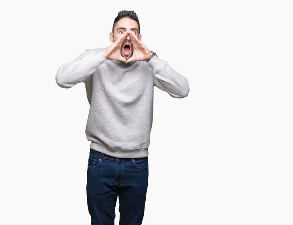 Junger Gutaussehender Mann Trägt Sweatshirt Über Isoliertem Hintergrund Und Schreit — Stockfoto