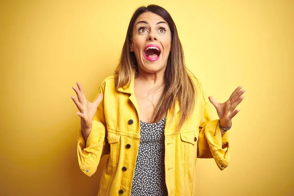 Jovem Mulher Bonita Vestindo Jaqueta Ganga Sobre Fundo Isolado Amarelo — Fotografia de Stock