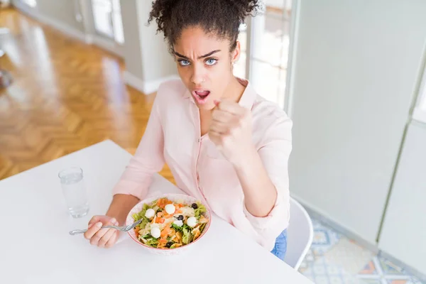 Mujer Afroamericana Joven Comiendo Ensalada Pasta Saludable Molesta Frustrada Gritando —  Fotos de Stock