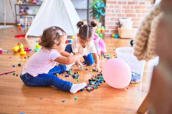 Adorables Niños Pequeños Jugando Con Bloques Construcción Juguete Jardín Infantes —  Fotos de Stock