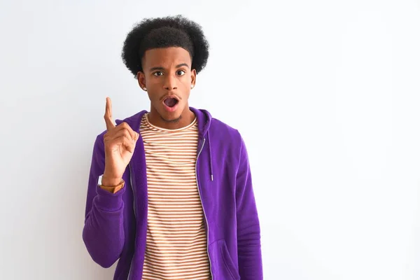 紫色のスウェットシャツを着たアフリカ系アメリカ人男性は 孤立した白い背景の上に立って 成功したアイデアで指を指しています 興奮し 第一番 — ストック写真