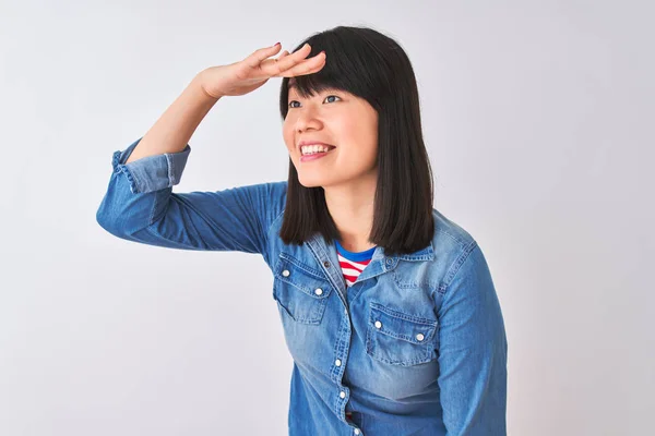 Jonge Mooie Chinese Vrouw Draagt Spijkerhemd Geïsoleerde Witte Achtergrond Erg — Stockfoto