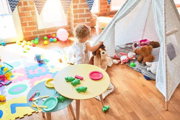 Bela Criança Caucasiana Brincando Com Brinquedos Sala Jogos Colorida Feliz — Fotografia de Stock