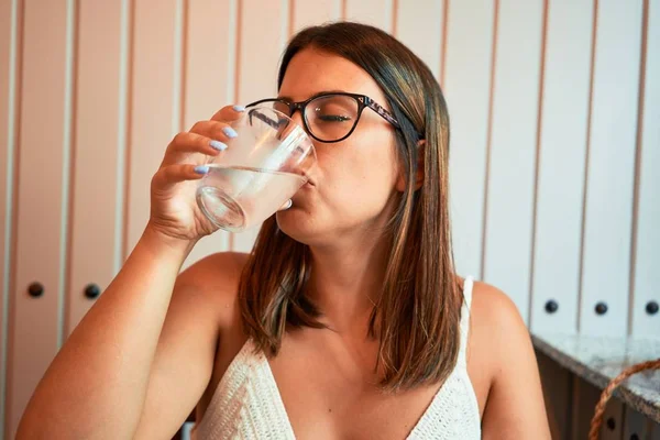 Young Beautiful Woman Sitting Restaurant Enjoying Summer Vacation — ストック写真