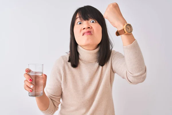 위에서 물컵을 아름답고 아름다운 여인은 당황하고 고함을 지르며 냈습니다 — 스톡 사진