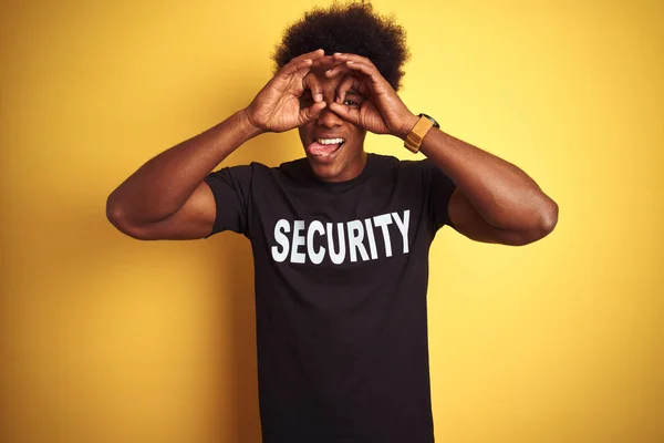 Homem Salvaguarda Americano Com Cabelo Afro Vestindo Uniforme Segurança Sobre — Fotografia de Stock