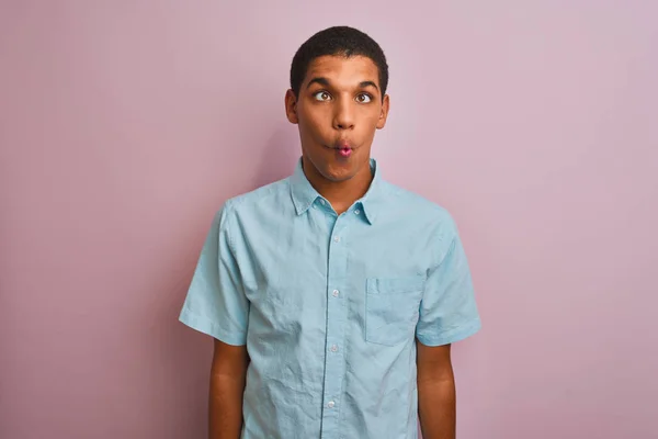 Homem Árabe Bonito Jovem Vestindo Camisa Azul Sobre Fundo Rosa — Fotografia de Stock