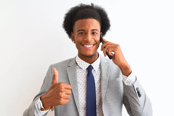 Afroamerikansk Affärsman Talar Smartphone Över Isolerad Vit Bakgrund Glad Med — Stockfoto