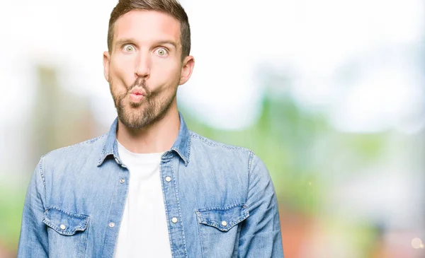 Hombre Guapo Con Ojos Azules Barba Vistiendo Chaqueta Mezclilla Haciendo — Foto de Stock