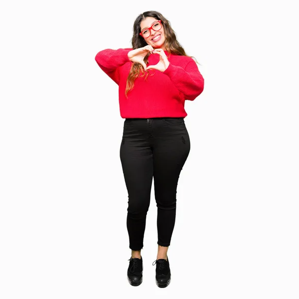 Jovem Mulher Bonita Vestindo Óculos Vermelhos Sorrindo Amor Mostrando Símbolo — Fotografia de Stock