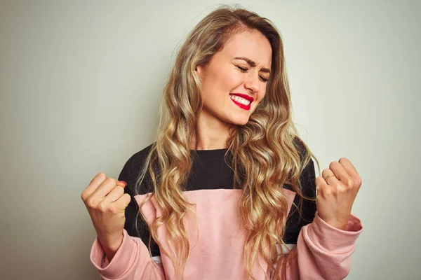 Jovem Mulher Atraente Vestindo Camisola Sobre Fundo Isolado Branco Muito — Fotografia de Stock