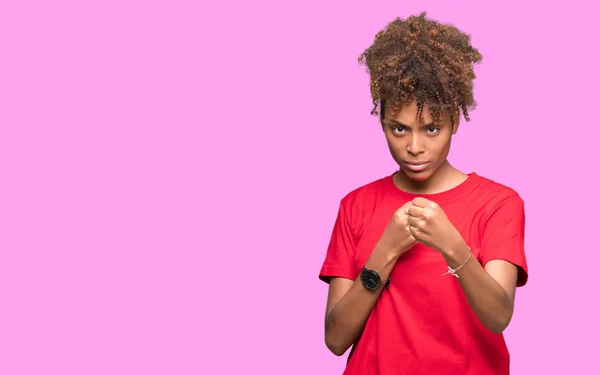 Linda Jovem Afro Americana Sobre Fundo Isolado Pronto Para Lutar — Fotografia de Stock