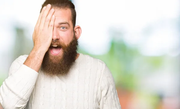 Joven Hombre Hipster Vistiendo Suéter Invierno Cubriendo Ojo Con Mano —  Fotos de Stock