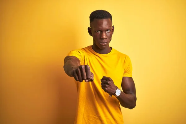 Genç Afro Amerikalı Bir Adam Günlük Tişört Giyiyor Sarı Arka — Stok fotoğraf