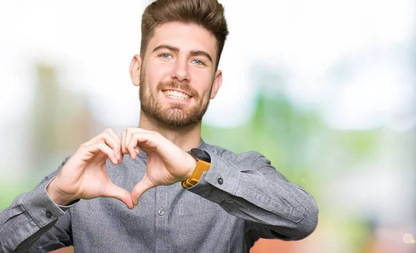 Jovem Bonito Homem Casual Negócios Sorrindo Amor Mostrando Símbolo Coração — Fotografia de Stock