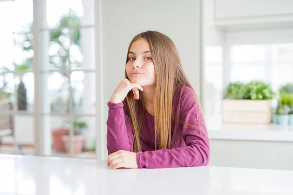 Menina Bonita Criança Mesa Branca Com Mão Queixo Pensando Sobre — Fotografia de Stock