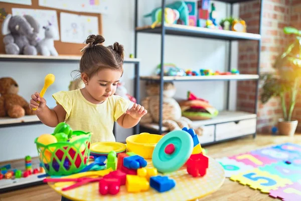 Bayi Cantik Bermain Atas Meja Dengan Sayuran Plastik Dan Piring — Stok Foto