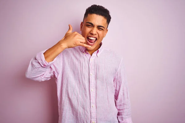 Jovem Brasileiro Vestindo Camisa Sobre Fundo Rosa Isolado Sorrindo Fazendo — Fotografia de Stock