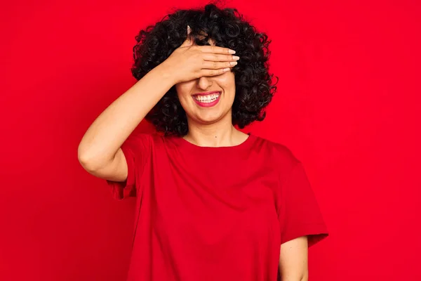 Jonge Arabische Vrouw Met Krullend Haar Draagt Casual Shirt Geïsoleerde — Stockfoto