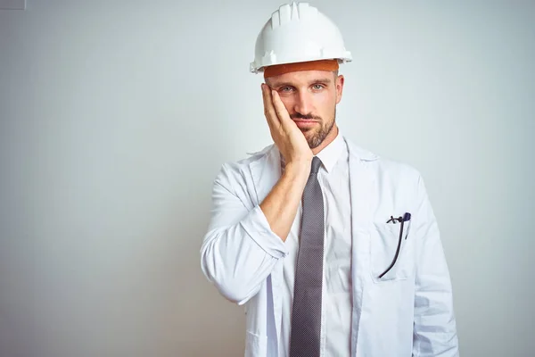 Joven Ingeniero Guapo Con Casco Seguridad Sobre Fondo Aislado Pensando —  Fotos de Stock